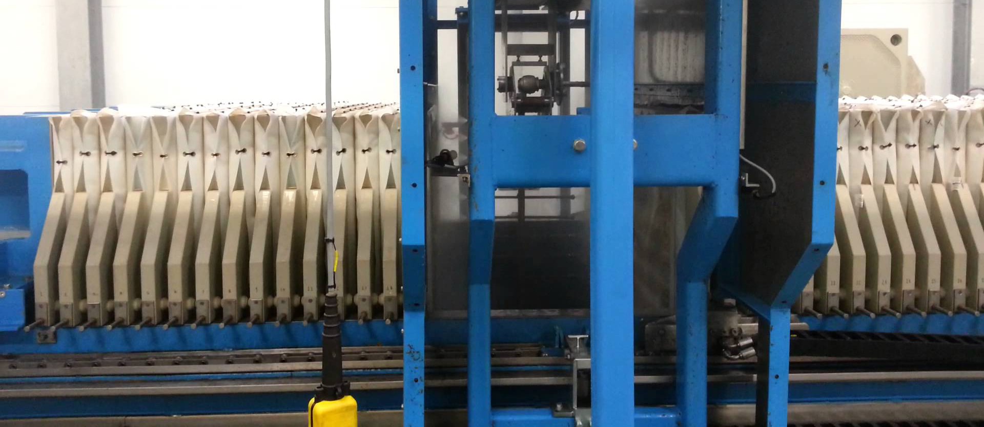 Press filter cloth running on a frame filter press
