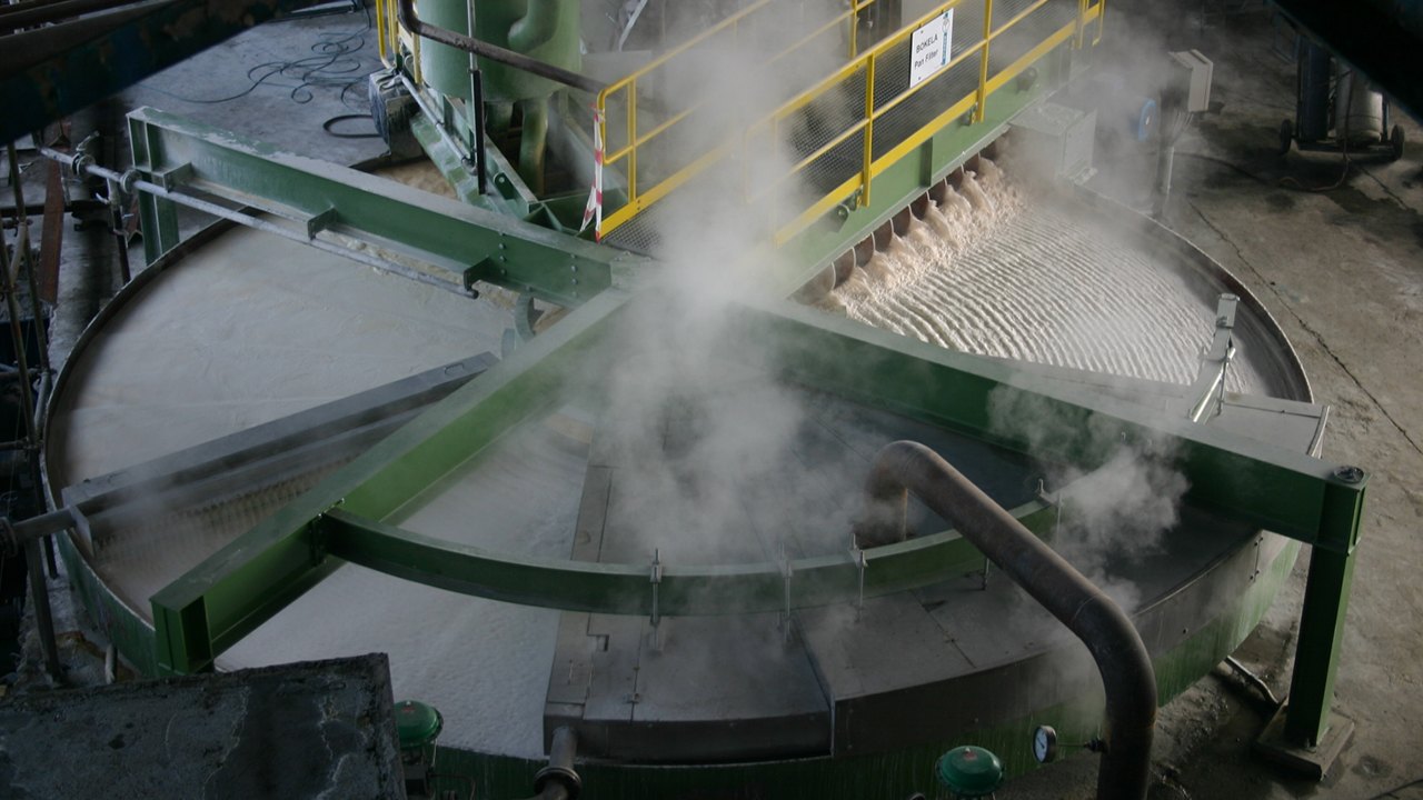 Horizontal disc vacuum filter with fan-shaped cloth segments